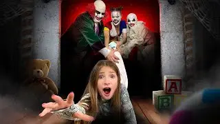 Straszni klauni przeciwko Miss Nicole! 🤡😱 Straszna wycieczka po domu | Zabawne historie