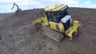 Komatsu D37 PX-i Buldozer aan het werk bij de molens van kinderdijk