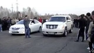 Toyota Camry v6 vs Cadillac Escalade