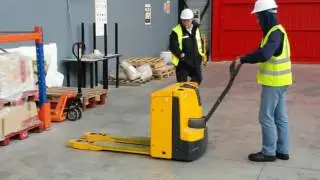 Práctica con transpaleta eléctrica(9)