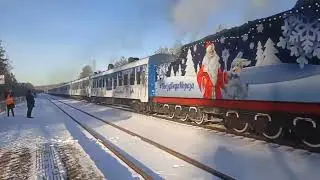 тепловоз 3м62у-0058 и Паровоз П36-0218 с поездом  деда мороза на станции кундыш в респ. Марий Эл