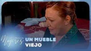 Lo Que Callamos Las Mujeres - Un mueble viejo cubierto de polvo