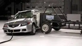 2005 Acura TSX side IIHS crash test
