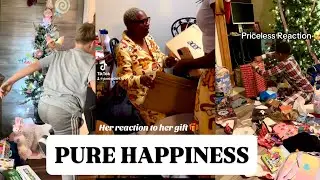 Pure Joy: People’s Heartwarming Reactions to Opening Christmas Gifts