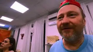 Дед мороз в школе ряженых морозов