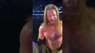 Фанатка подарила Эй Джей Стайлзу пояс AEW на автограф 😭😂 Он сказал: &laquo;Я не могу этого сделать&raquo;&hellip; Я ...