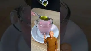 Смешать лук с оливковым маслом