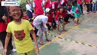 Lomba 17 Agustusan Memasukan Pensil Ke Dalam Botol Hut RI ke-77