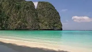 Пляж Майя Бэй на островах Пхи Пхи. Maya Bay Beach on Phi Phi.
