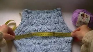 Knitting a neckwarmer with a jour pattern, candle flame pattern