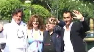 Alberto Petrolini  con Tinto Brass e Caterina Varzi  a ritirare il premio per il film Hotel Courbet