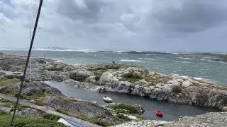 Floris p&aring; K&auml;ring&ouml;n. Utsikt mot M&aring;sesk&auml;r. Det er 6 m h&oslash;ye b&oslash;lger hele veien til Skagen. 🌪️🌬️🌫️