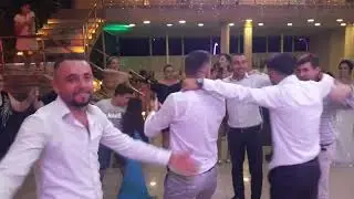 Özcan'ın sünnet düğünü. Kayınvalide Ayşe Şar halay başı