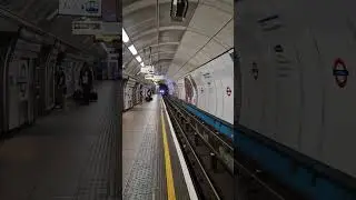 LU 2009 Stock is arriving at VICTORIA Underground Station (2025)