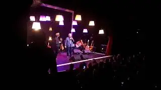 Gauvain Sers en duo avec Pierre Perret - Lily (en concert à La Cigale 2023)