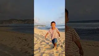 Axel lari lari di pantai