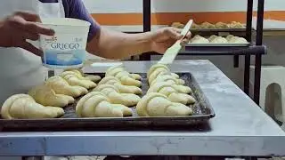 #el pan se pinta con leche para obtener un brillo bonito ✨️ 
