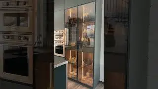 Современный шкаф витрина и волшебная подсветка на кухне