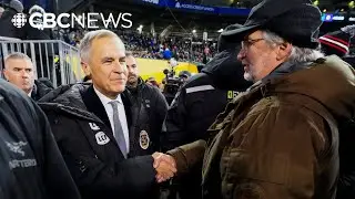 Crowd has mixed reaction as Carney makes appearance before 112th Grey Cup