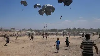 Crowds surge toward falling aid in Gaza during chaotic rush