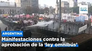 Protestas por la aprobaci&oacute;n de la 'ley omnib&uacute;s' de Milei en Argentina