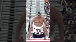 Throwback to Yokozuna Akebono performing &lsquo;dohyo-iri&rsquo; ❤️