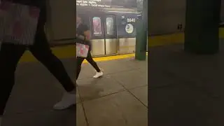 r160a e train arriving at west 4 street washington square