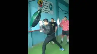 Brian casta&ntilde;o acelerando la metra el 10 del boxeo .
