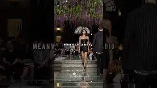 Walking on a runway with stairs in heels? Nothing for Bella 🔥 #fashion #runway #model #bellahadid