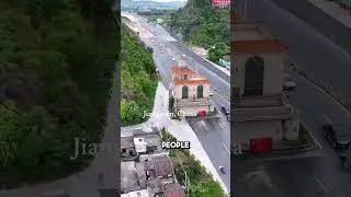 Почему этот дом стоит посреди шоссе?