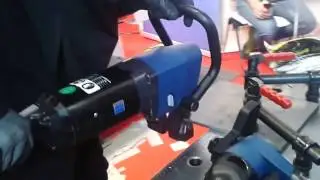 Der Nibbler TruTool N 1000 von Trumpf im Einsatz auf der Messe Bau 2017 in M&uuml;nchen