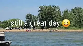 Ух ты, лодку сильно качало. Жаркий день на пляже Кейсвилл.