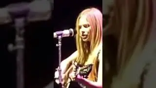 A space where pain and beauty coexist🥹Avril & Evan - Everybody Hurts#avrillavigne#live #shorts