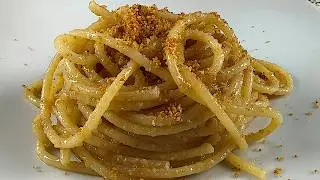 Спагетти с анчоусами и панировочными сухарями😋 самая быстрая паста в мире!