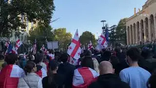 Protest in Tbilisi moves to front of Parliament building. 4.10.25 /JAMnews English