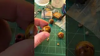 Upcycling Bakelite beads #jewelry #comethriftwithmetoresell #upcycling #thrifted #thrift