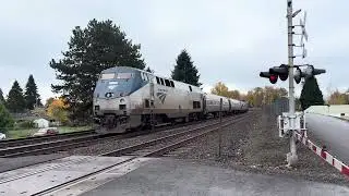 Amtrak Cascade train going out from Kelso station