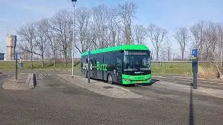 Aankomst en vertrek van Qbuzz 8253 / 42-BZX-7 als snelBuzz 361 naar Schiphol Airport in Sassenheim