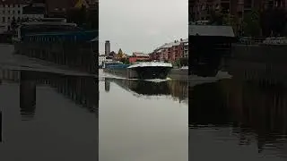 P&eacute;niches naviguent sur la rivi&egrave;re L'Escaut.(5)