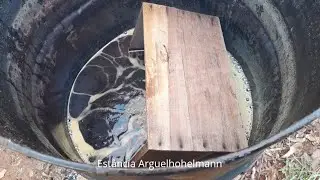Dia de fazer a fritura das caixas de abelhas.