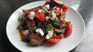 Knuspriger Auberginensalat mit Tomaten &ndash; Sommerlich, leicht und unglaublich lecker!