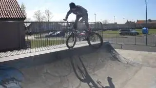 Footjam-Whip a quarter pipe!