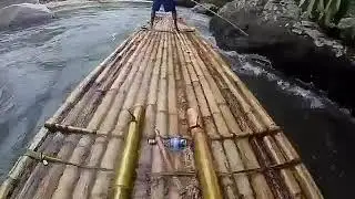 Asiknya naik bambu rafting di Loksado