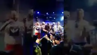Bnine Pantera -festival fans invade o palco em banderona