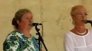 Vonnette et Yvette chantent un hanter-dro