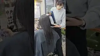 Профессор Сон-Чжон Ким из K-Perm проводит обучение парикмахеров по технике химической завивки.