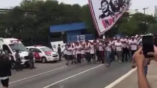 torcida do s&atilde;o Paulo indo pro protesto, bonde pesado sentido cotia