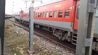 Empty rake of 12887/88 Shalimar Puri SF Express lead by GZB P7 greets 12837 Howrah Puri SF Express!