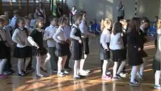 Ślubowanie klas pierwszych - Zespół Szkolno-Przedszkolny w Brzeźnicy - rocznik 2005 - POLONEZ