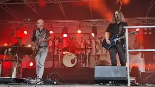 Plugged performing Temple of Love  (The Sisters of Mercy) at the Kermis Deerlijk on 28 sept. 2025